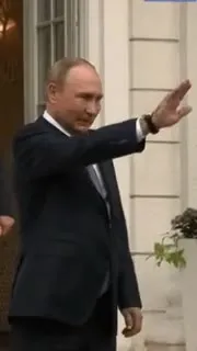 Путин машет рукой