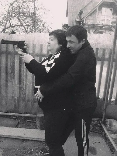 Бонни и Клайд с пистолетом