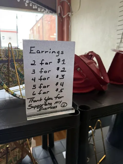 Earrings Discount Sign