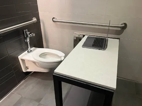 Офис в туалете