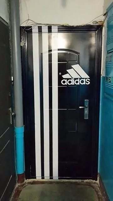 Дверь в стиле Adidas