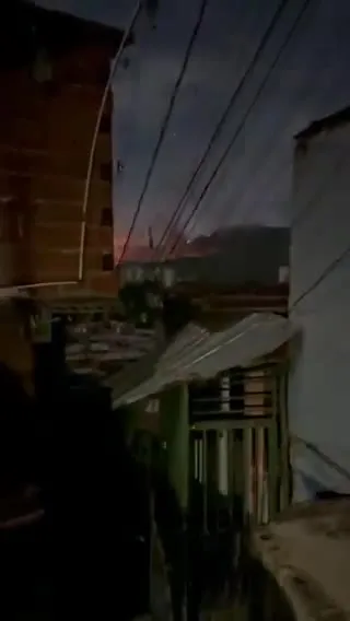 Вспышки над ночным районом