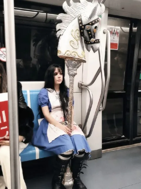 Алиса в метро рядом с конём