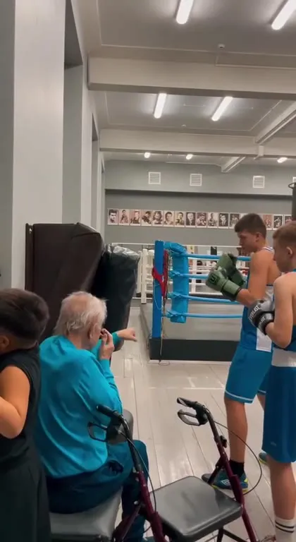 Боксёр вызывает деда на бой