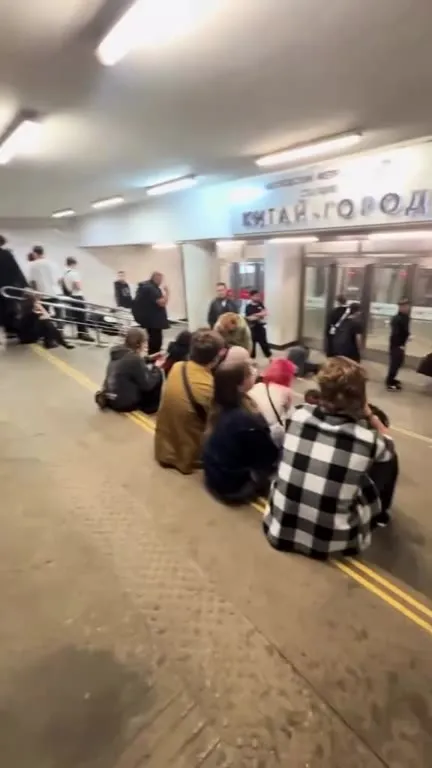 Сидели на лестнице — и рванули в метро