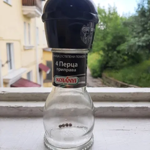 Шлем на бутылке с перцем