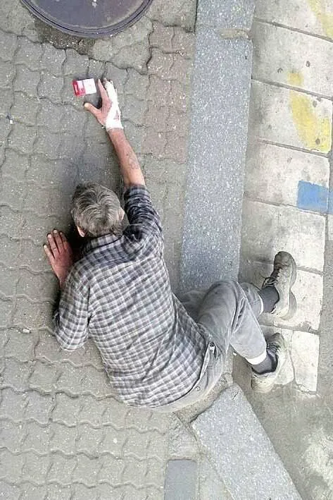 Альпинист на тротуаре