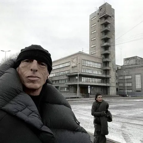 Человек в огромном пуховике