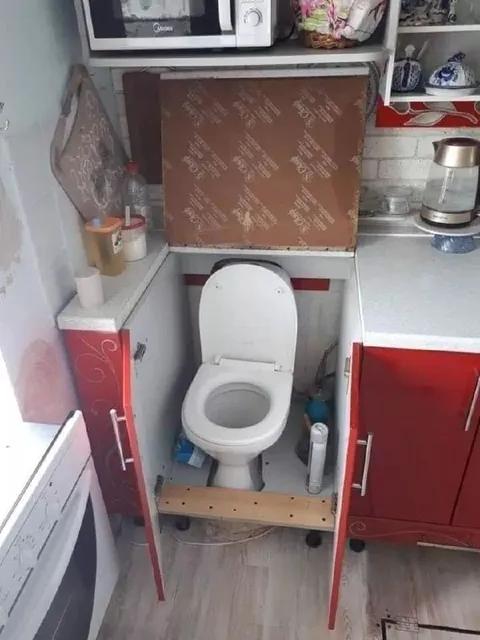 Туалет в кухонном шкафу