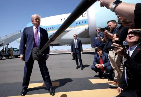Трамп и огромный микрофон