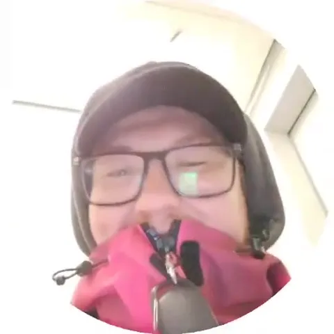 Смеётся над грязным углом