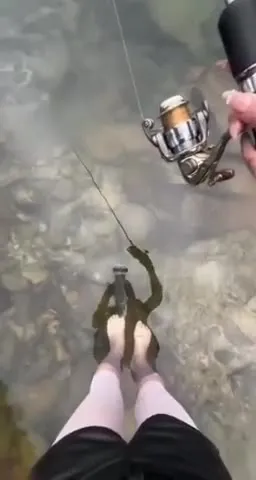 Рыба клюнула прямо в ногу