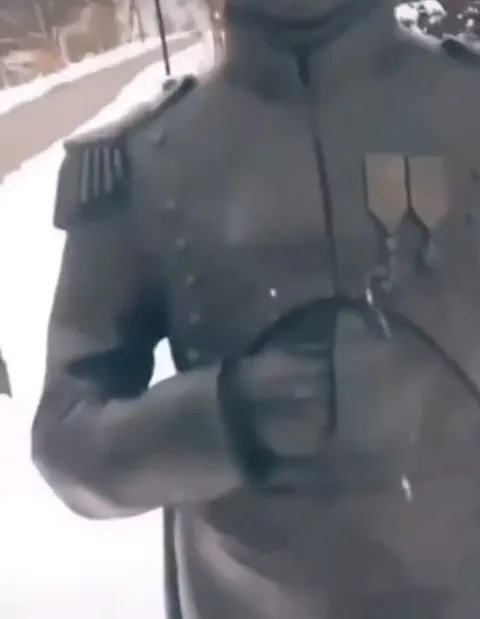 Солдат достаёт сигарету