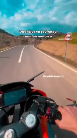 Direksiyonu Çevirmeyi Unutan Motorcu