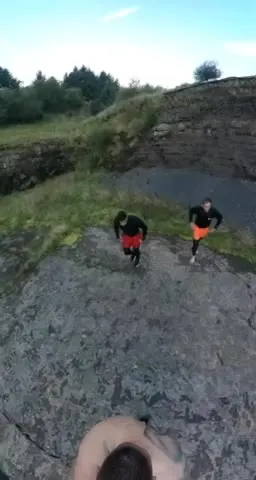 Прыжок с карьера в воду