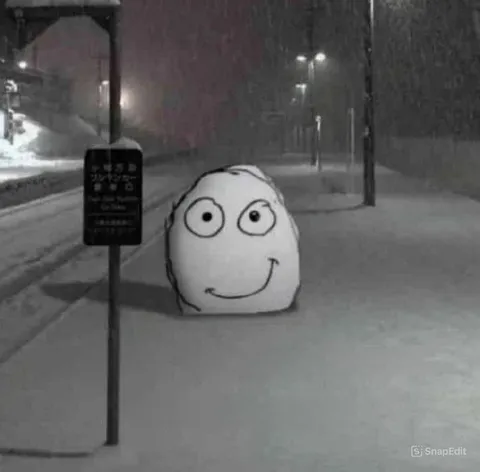 Улыбка на заснеженной остановке