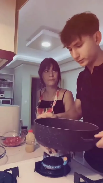 Музыкальная готовка на кухне