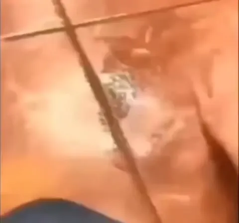Стакан исчезает под музыку