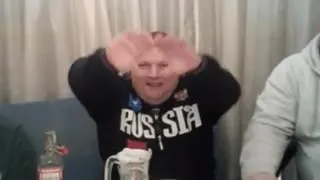 Мужчина эмоционально жестикулирует