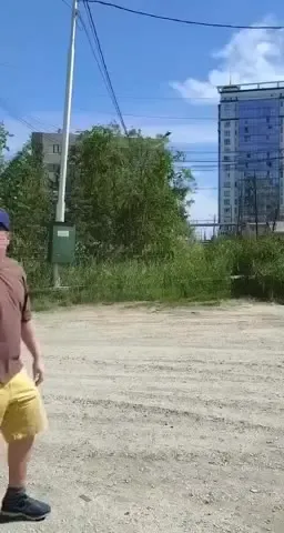 Мужчина исчезает в лесу
