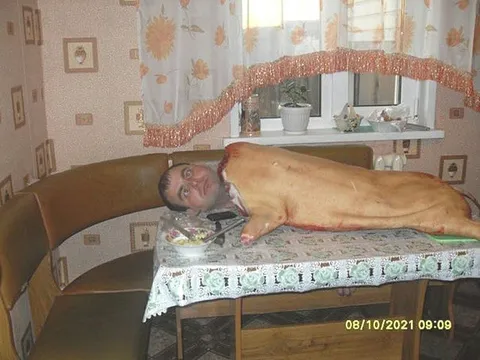Мужчина под огромным пледом