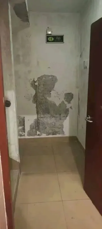 Призрак в коридоре