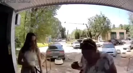 Бабка у входа просит помощи