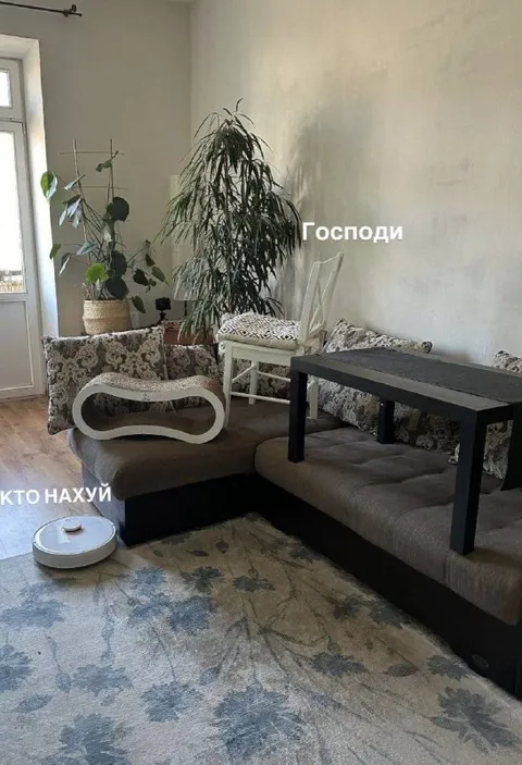 Робот-пылесос против стола