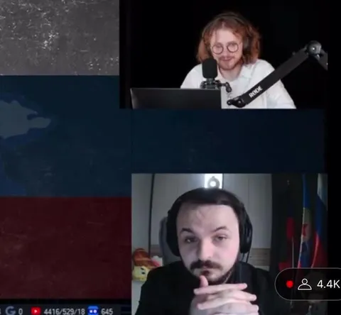 Двое молча смотрят стрим
