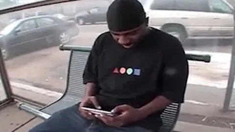 Игрок в Nintendo DS везде