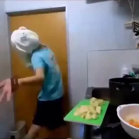 Безумный повар танцует на кухне