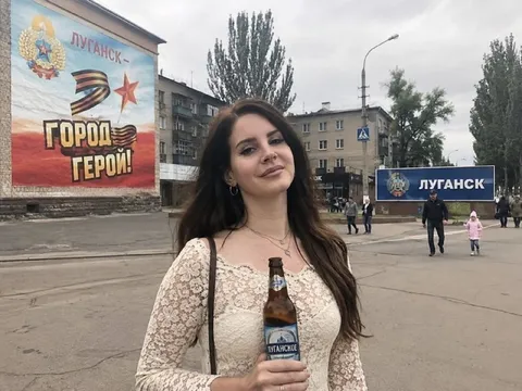 Девушка с луганским пивом