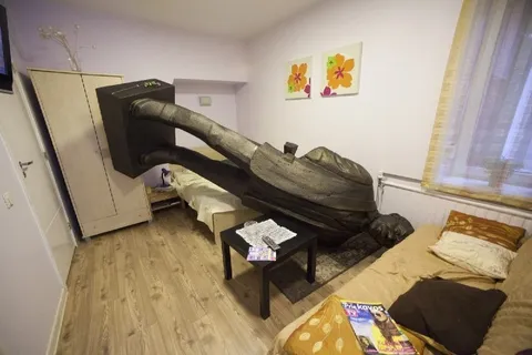 Гигантский предмет в спальне
