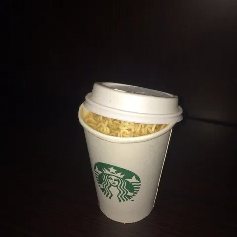 Лапша в стакане Starbucks