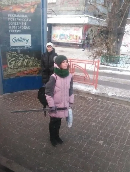 Девушка с огромным зонтом