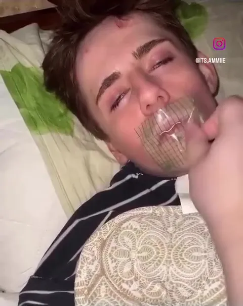 Смешной сон с приклеенным ртом