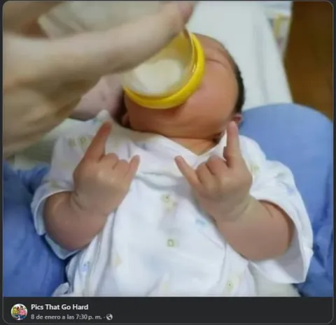 Малыш показывает рокерские рога