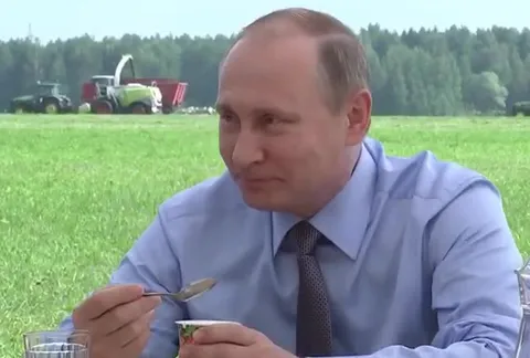 Путин спокойно ест йогурт