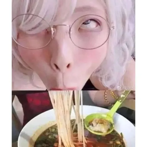 Девушка ест лапшу