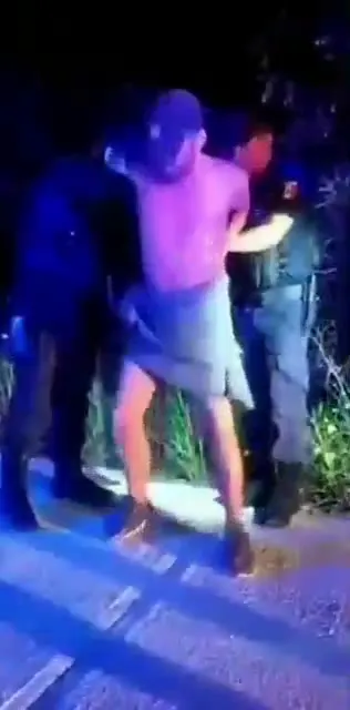 Задержанный танцует у дороги