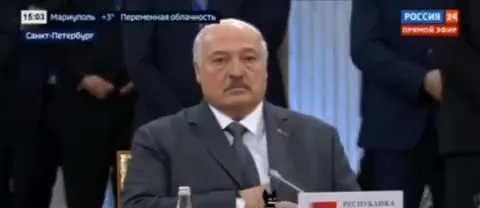 Лукашенко причёсывает усы