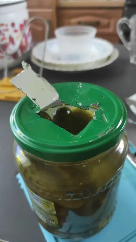 Банка с сорванной крышкой