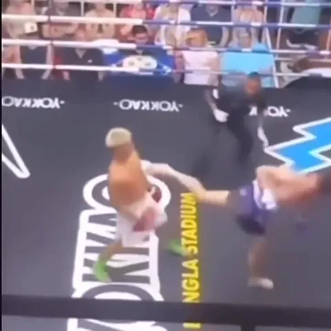 Боксёр танцует после удара