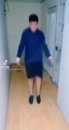 Неудачный прыжок через скакалку