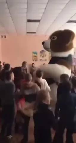 Гигантский пёс танцует на празднике