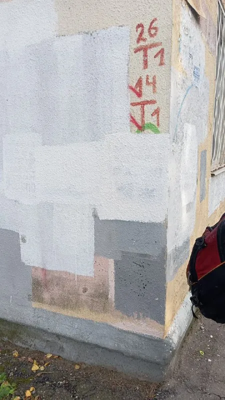 Закрасили рекламу, но не всю