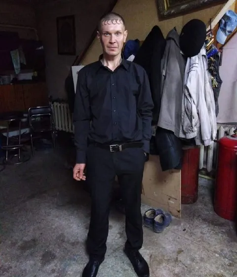 Мужчина в чёрной рубашке