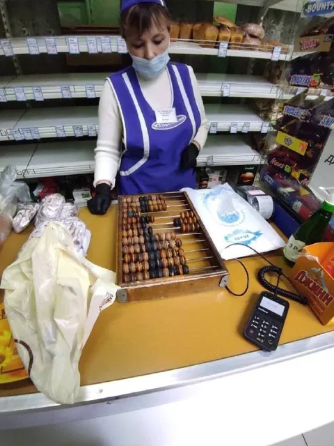 Кассир считает на абаке