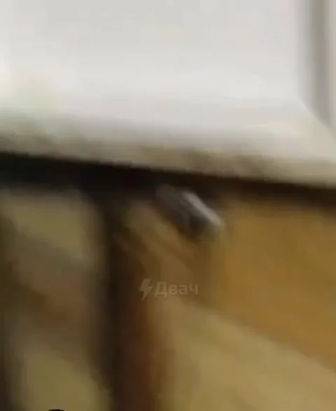 Грустный мужчина ест лёд
