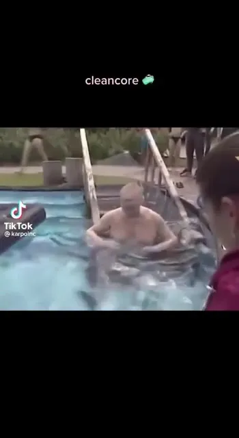 Мужчины устроили хаос в бассейне